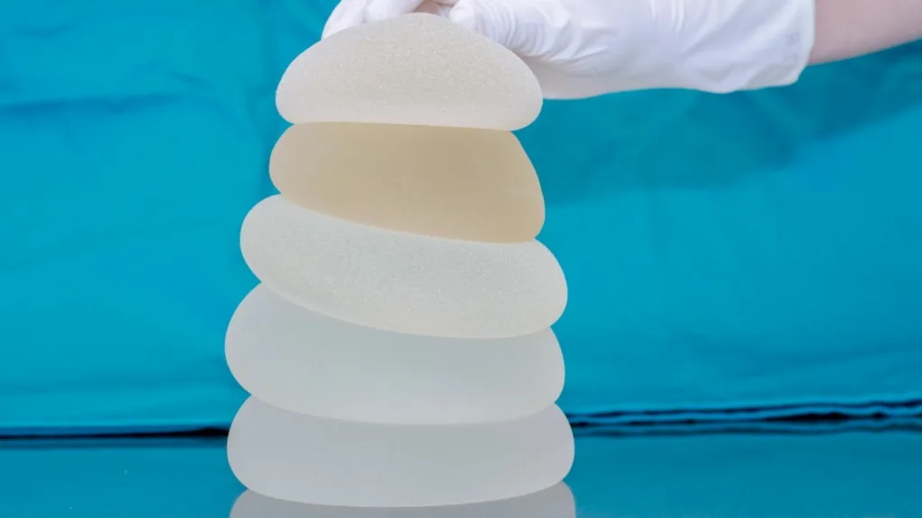 Damla Silikon İmplant mı, Yuvarlak Silikon İmplant mı? 1 Damla Silikon Implant mi Yuvarlak Silikon Implant mi Damla Silikon İmplant mı, Yuvarlak Silikon İmplant mı?